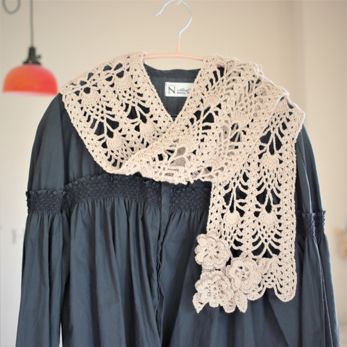 なめらかシルク入り・透かし編みのフラワーマフラー ベージュ マフラー