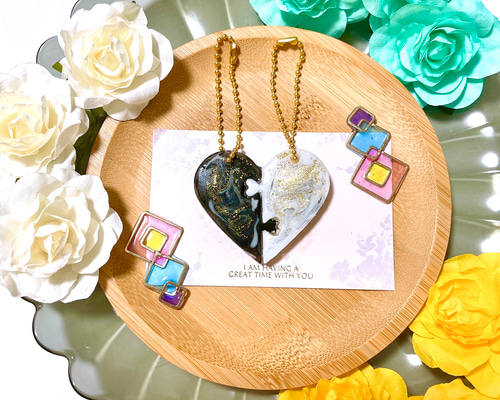 ハート♡のペアキーホルダー(白×黒) その他アクセサリー