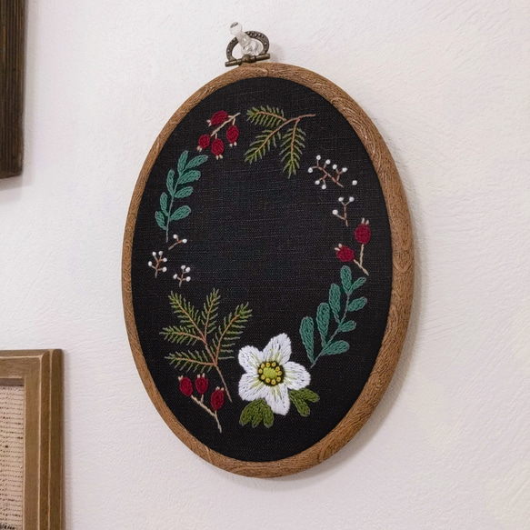小さなお花の刺繍飾り【クリスマスローズ2】 6枚目の画像