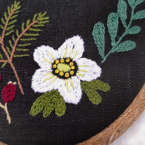 小さなお花の刺繍飾り【クリスマスローズ2】 2枚目の画像