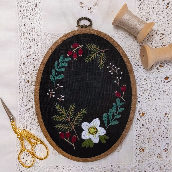 小さなお花の刺繍飾り【クリスマスローズ2】 3枚目の画像