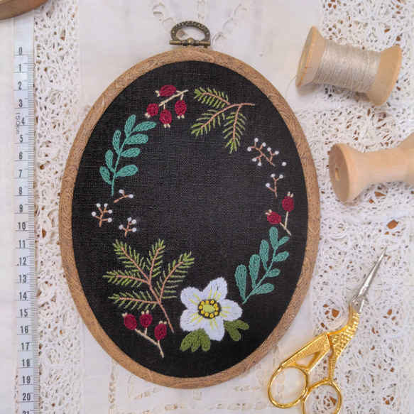 小さなお花の刺繍飾り【クリスマスローズ2】 9枚目の画像