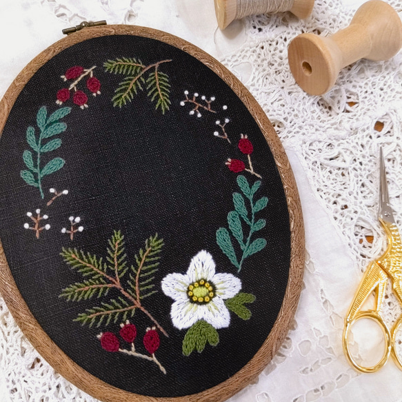 小さなお花の刺繍飾り【クリスマスローズ2】 1枚目の画像