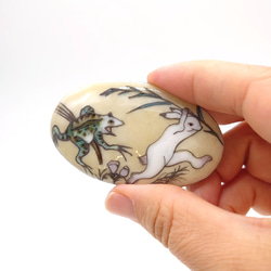 鳥獣戯画（黄色）の七宝焼ブローチ【受注制作】 3枚目の画像