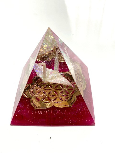 オルゴナイト　ピラミッド　神聖幾何学模様　折り鶴　ピンク