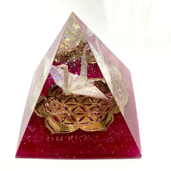 オルゴナイト　ピラミッド　神聖幾何学模様　折り鶴　ピンク 1枚目の画像