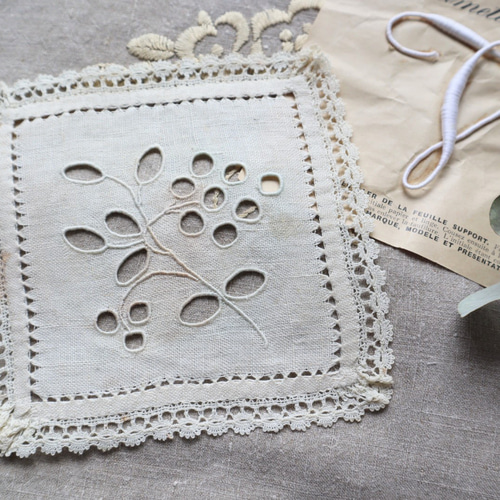 フランス 14㎝ アンティークカットワーク刺繍モチーフ B560