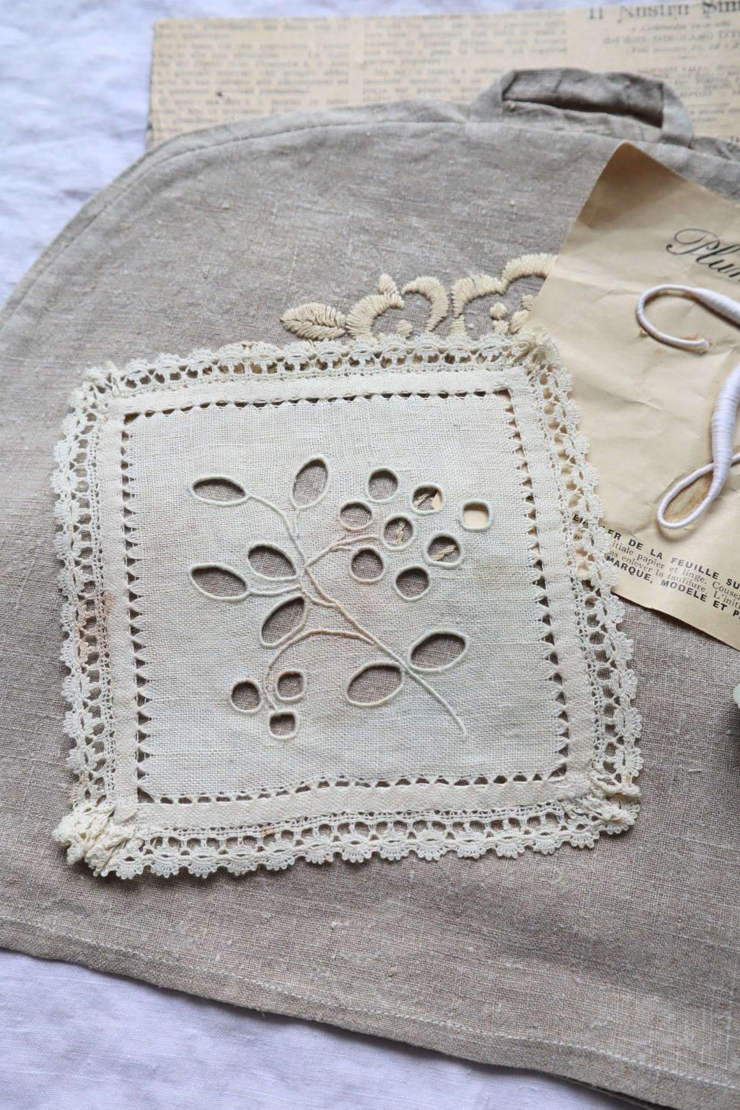 フランスアンティーク　リボン　モノグラム　イニシャル　刺繍　カットワーク　フリル
