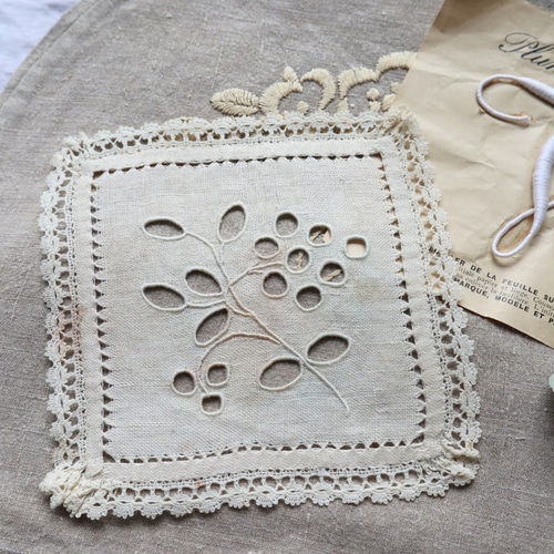 フランス アンティーク 手刺繍カットワーク レース ベビー用ベッドカバードール S)(残7/在庫8)フランス アンティーク リネン ドイリー カット