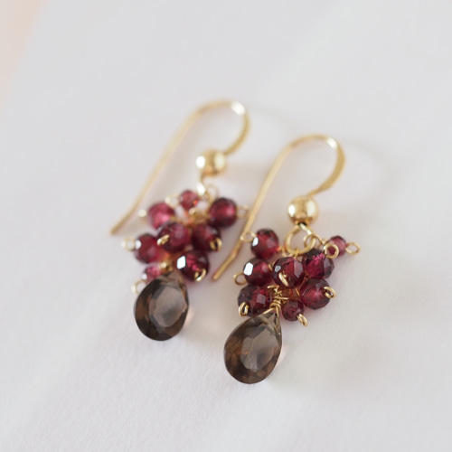 14kgf：ガーネットとペアシェイプ・スモーキークォーツのピアス