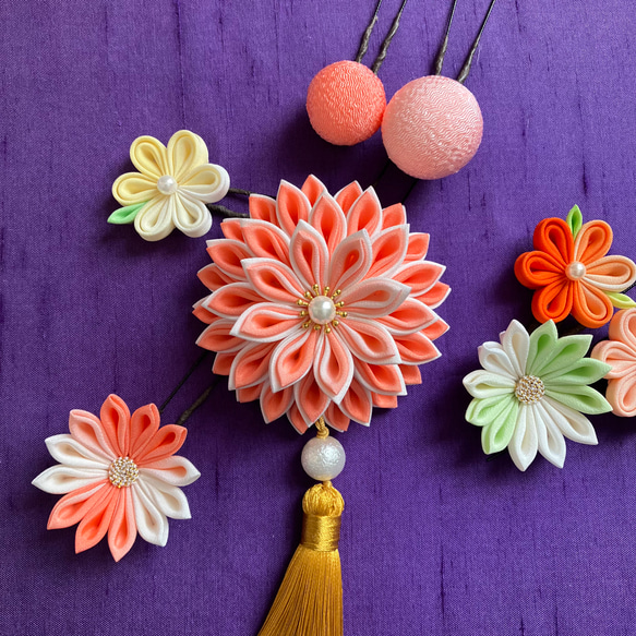 セール　つまみ細工　サーモンピンクの大輪菊と和玉と小花の髪飾り　成人式　七五三　卒業式 2枚目の画像