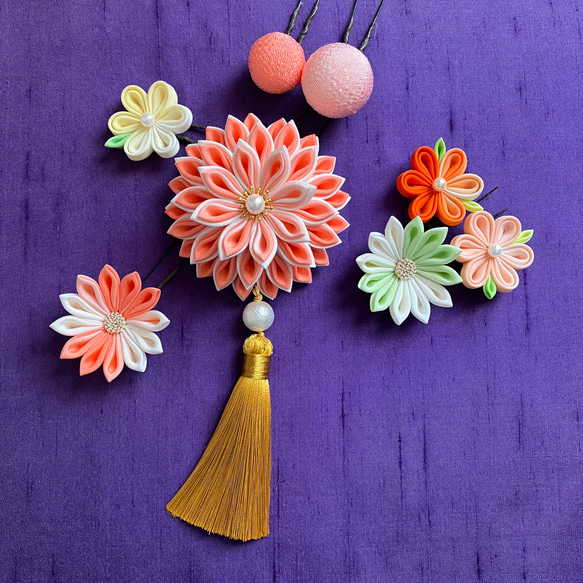 セール　つまみ細工　サーモンピンクの大輪菊と和玉と小花の髪飾り　成人式　七五三　卒業式 3枚目の画像