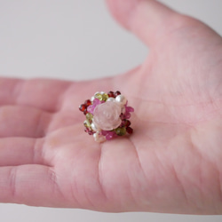 【ちいさな花束ブローチ】１点もの・ローズクォーツ・ピンクサファイヤ・ペリドット・ガーネット・淡水真珠　ブローチ 5枚目の画像
