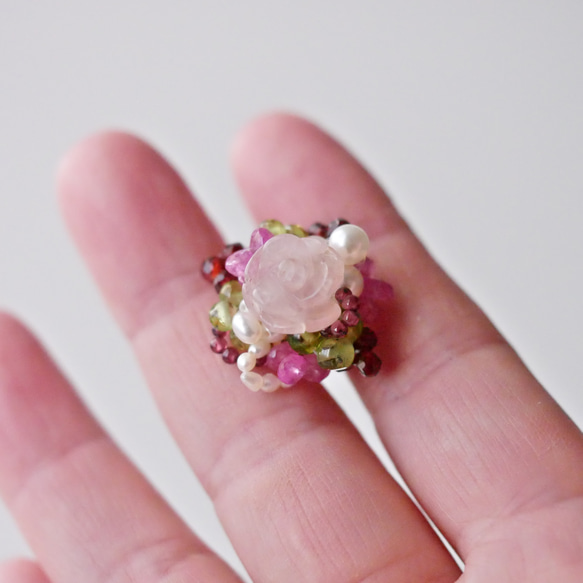 【ちいさな花束ブローチ】１点もの・ローズクォーツ・ピンクサファイヤ・ペリドット・ガーネット・淡水真珠　ブローチ 6枚目の画像