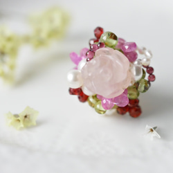 【ちいさな花束ブローチ】１点もの・ローズクォーツ・ピンクサファイヤ・ペリドット・ガーネット・淡水真珠　ブローチ 1枚目の画像