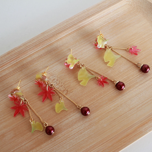 紅葉とイチョウ 揺れるピアス□ハンドメイド□ ピアス（スタッド・一粒 
