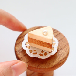 小さなケーキ/ミニチュア＊受注制作　しろくま貯金箱やドール、ぬいぐるみに◎　ショートケーキ　木製インテリア　天然木使用　 1枚目の画像