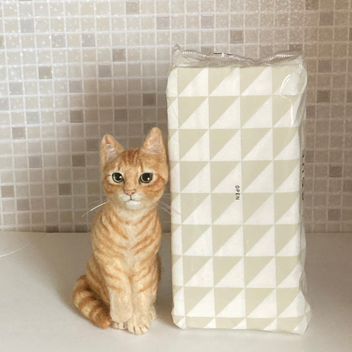 サンプルページ 手を上げている 猫ちゃん 茶トラ 羊毛フェルト