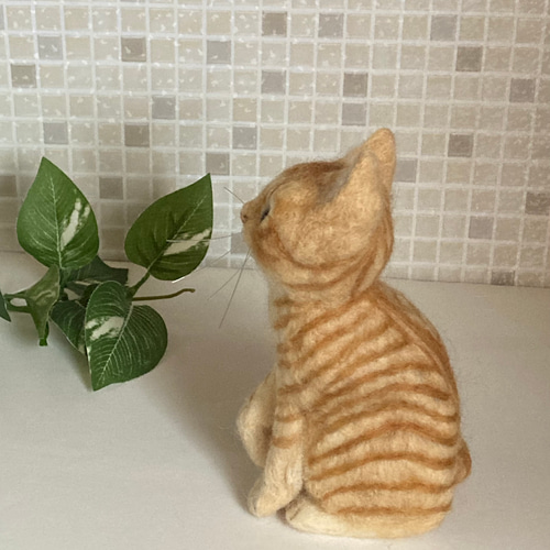 サンプルページ 手を上げている 猫ちゃん 茶トラ 羊毛フェルト