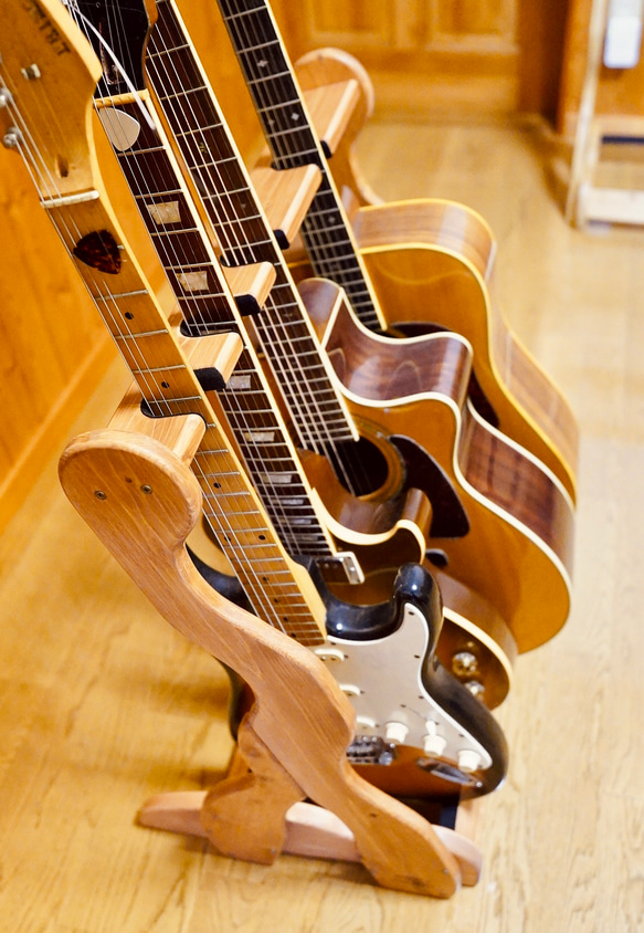 【24時間以内に発送】手作り木工　木製ギタースタンド （チーク） ４本掛け 2枚目の画像