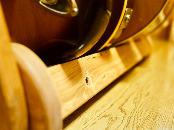 【24時間以内に発送】手作り木工　木製ギタースタンド （チーク） ４本掛け 6枚目の画像