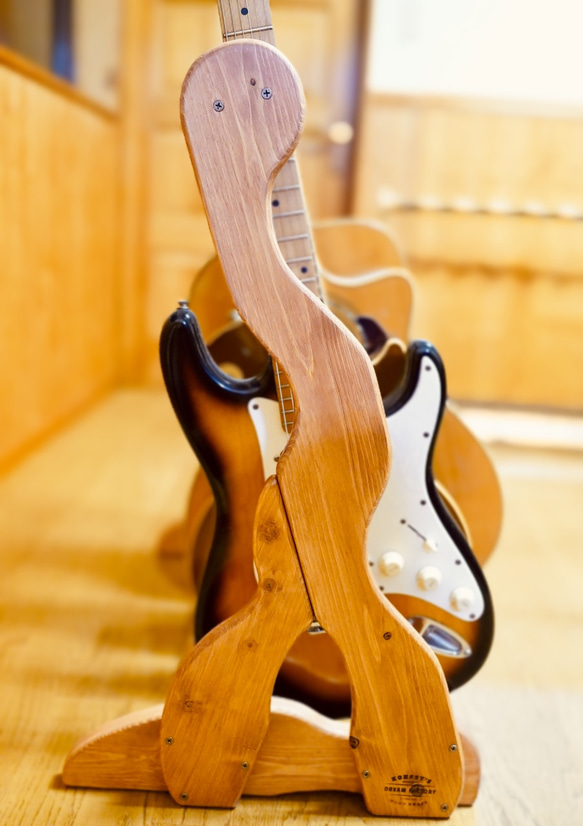 【24時間以内に発送】手作り木工　木製ギタースタンド （チーク） ４本掛け 4枚目の画像