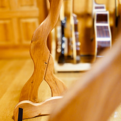 【24時間以内に発送】手作り木工　木製ギタースタンド （チーク） ４本掛け 13枚目の画像