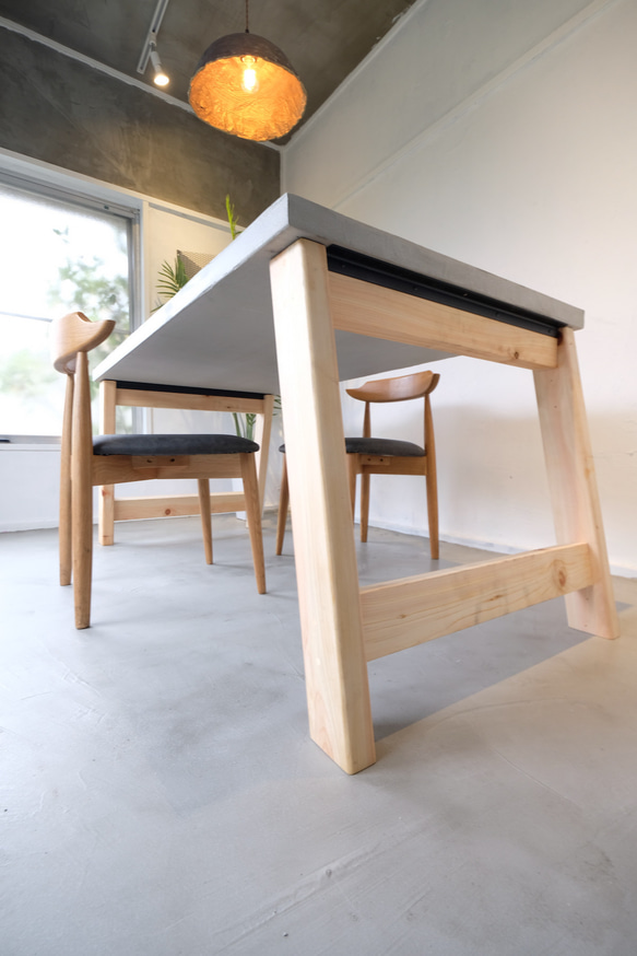 モルタル×木　ダイニングテーブル　 2枚目の画像