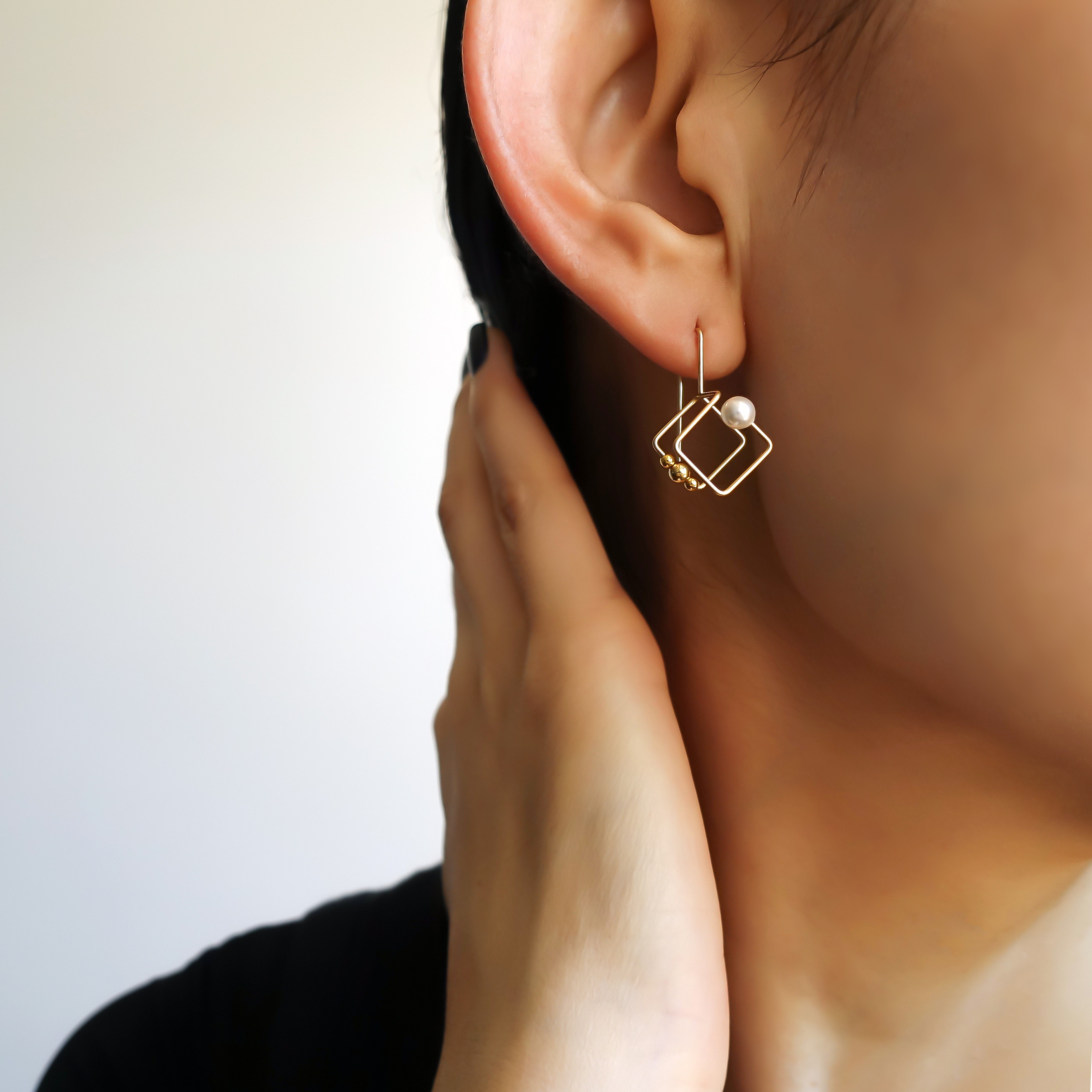 ハンドメイドピアス1603 40.螺鈿細工風 アンティーク調 レジン フックピアス