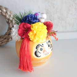 【縁起物】金ダルマのポットに縁起5色（ごしき）のフラワーぎっしりのパワー運気ミニ造花アレンジメント 4枚目の画像