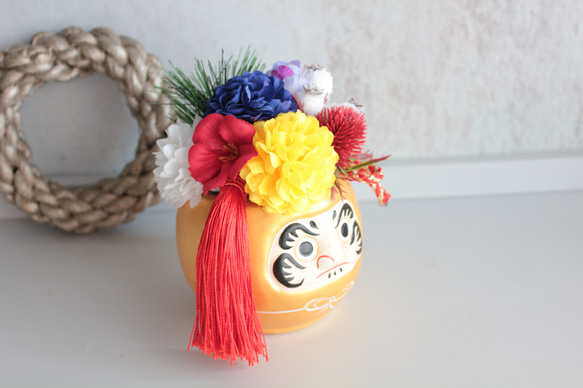 【縁起物】金ダルマのポットに縁起5色（ごしき）のフラワーぎっしりのパワー運気ミニ造花アレンジメント 4枚目の画像