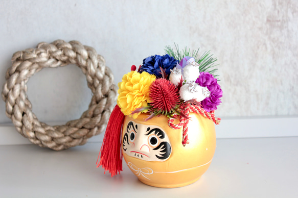 【縁起物】金ダルマのポットに縁起5色（ごしき）のフラワーぎっしりのパワー運気ミニ造花アレンジメント 9枚目の画像