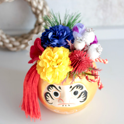 【縁起物】金ダルマのポットに縁起5色（ごしき）のフラワーぎっしりのパワー運気ミニ造花アレンジメント 5枚目の画像