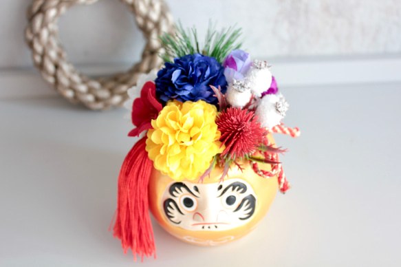 【縁起物】金ダルマのポットに縁起5色（ごしき）のフラワーぎっしりのパワー運気ミニ造花アレンジメント 5枚目の画像