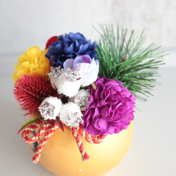 【縁起物】金ダルマのポットに縁起5色（ごしき）のフラワーぎっしりのパワー運気ミニ造花アレンジメント 6枚目の画像