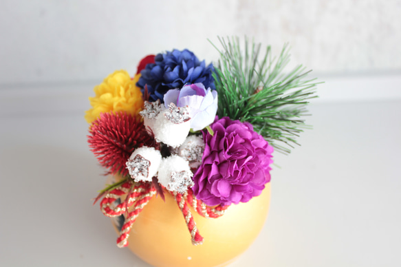 【縁起物】金ダルマのポットに縁起5色（ごしき）のフラワーぎっしりのパワー運気ミニ造花アレンジメント 6枚目の画像