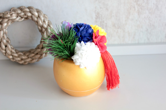 【縁起物】金ダルマのポットに縁起5色（ごしき）のフラワーぎっしりのパワー運気ミニ造花アレンジメント 13枚目の画像