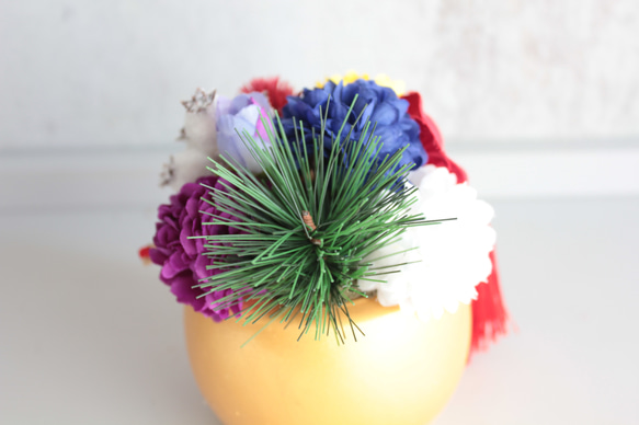 【縁起物】金ダルマのポットに縁起5色（ごしき）のフラワーぎっしりのパワー運気ミニ造花アレンジメント 16枚目の画像