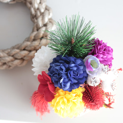 【縁起物】金ダルマのポットに縁起5色（ごしき）のフラワーぎっしりのパワー運気ミニ造花アレンジメント 18枚目の画像