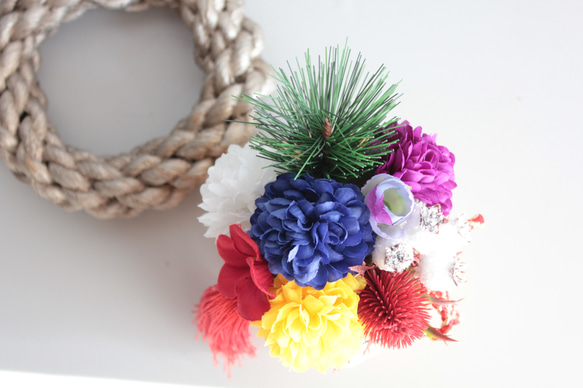 【縁起物】金ダルマのポットに縁起5色（ごしき）のフラワーぎっしりのパワー運気ミニ造花アレンジメント 18枚目の画像