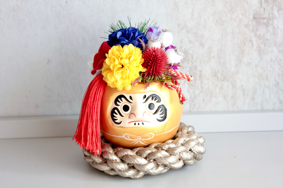 【縁起物】金ダルマのポットに縁起5色（ごしき）のフラワーぎっしりのパワー運気ミニ造花アレンジメント 12枚目の画像