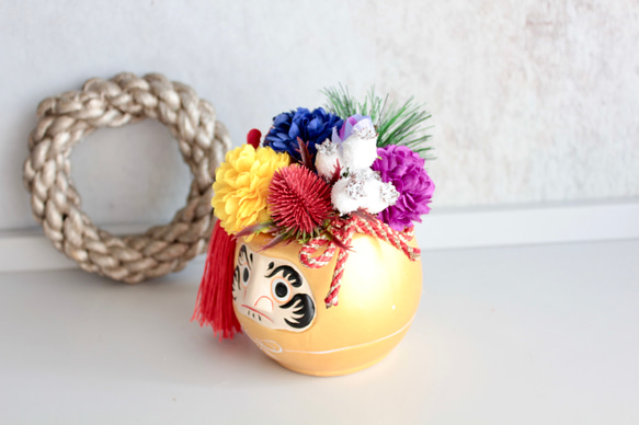 【縁起物】金ダルマのポットに縁起5色（ごしき）のフラワーぎっしりのパワー運気ミニ造花アレンジメント 10枚目の画像