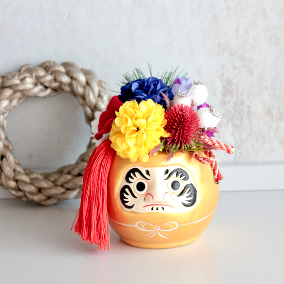 【縁起物】金ダルマのポットに縁起5色（ごしき）のフラワーぎっしりのパワー運気ミニ造花アレンジメント 1枚目の画像