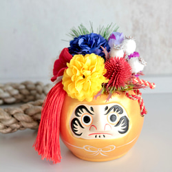 【縁起物】金ダルマのポットに縁起5色（ごしき）のフラワーぎっしりのパワー運気ミニ造花アレンジメント 2枚目の画像