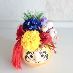 【縁起物】金ダルマのポットに縁起5色（ごしき）のフラワーぎっしりのパワー運気ミニ造花アレンジメント 3枚目の画像