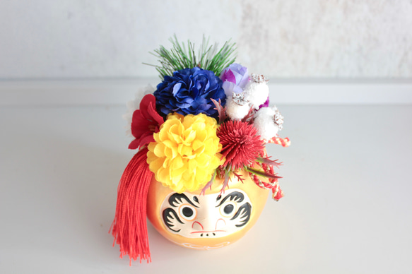 【縁起物】金ダルマのポットに縁起5色（ごしき）のフラワーぎっしりのパワー運気ミニ造花アレンジメント 3枚目の画像