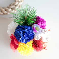 【縁起物】金ダルマのポットに縁起5色（ごしき）のフラワーぎっしりのパワー運気ミニ造花アレンジメント 7枚目の画像