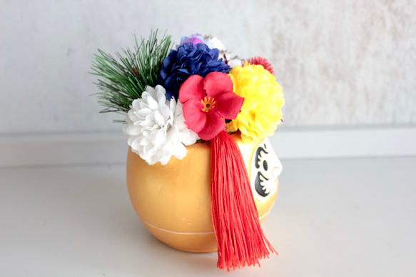 【縁起物】金ダルマのポットに縁起5色（ごしき）のフラワーぎっしりのパワー運気ミニ造花アレンジメント 11枚目の画像