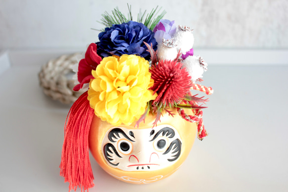 【縁起物】金ダルマのポットに縁起5色（ごしき）のフラワーぎっしりのパワー運気ミニ造花アレンジメント 8枚目の画像