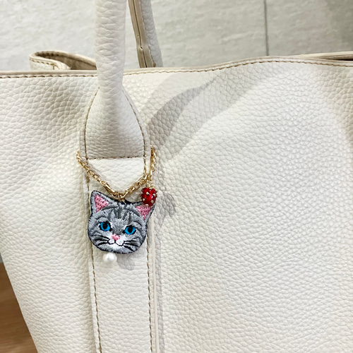 猫さん刺繍といちごとパールのバッグチャーム✩.*˚ その他バッグ Reona